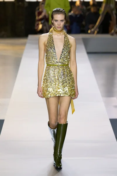 Look 16